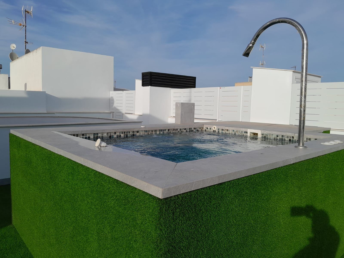 For sale - 3 Bedroom 2 Bathroom Apartment - Middle Floor Apartment in Torrevieja - Torrevieja Centro  - Alicante