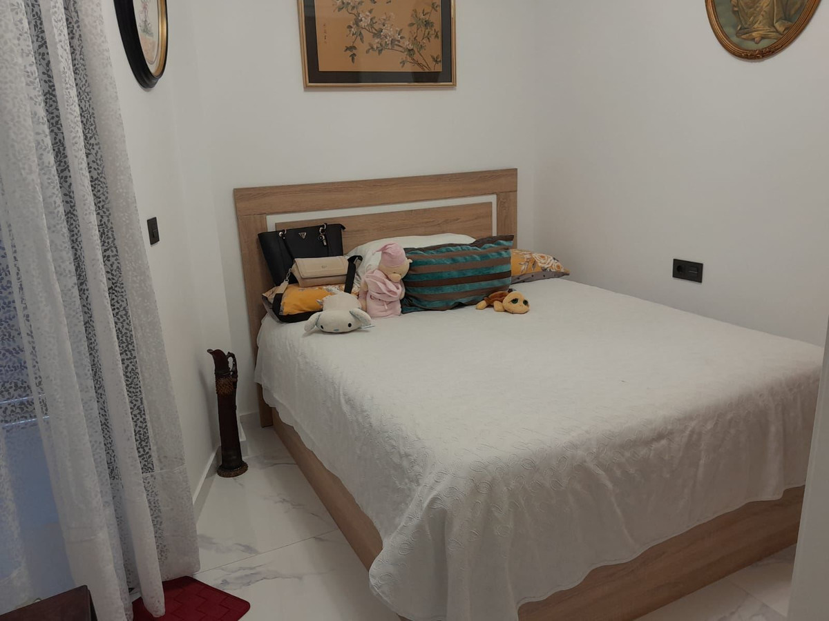 For sale - 3 Bedroom 2 Bathroom Apartment - Middle Floor Apartment in Torrevieja - Torrevieja Centro  - Alicante