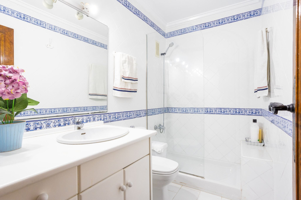 For sale - 4 Bedroom 4 Bathroom House - Detached Villa in Torrevieja - Torrevieja Centro  - Alicante