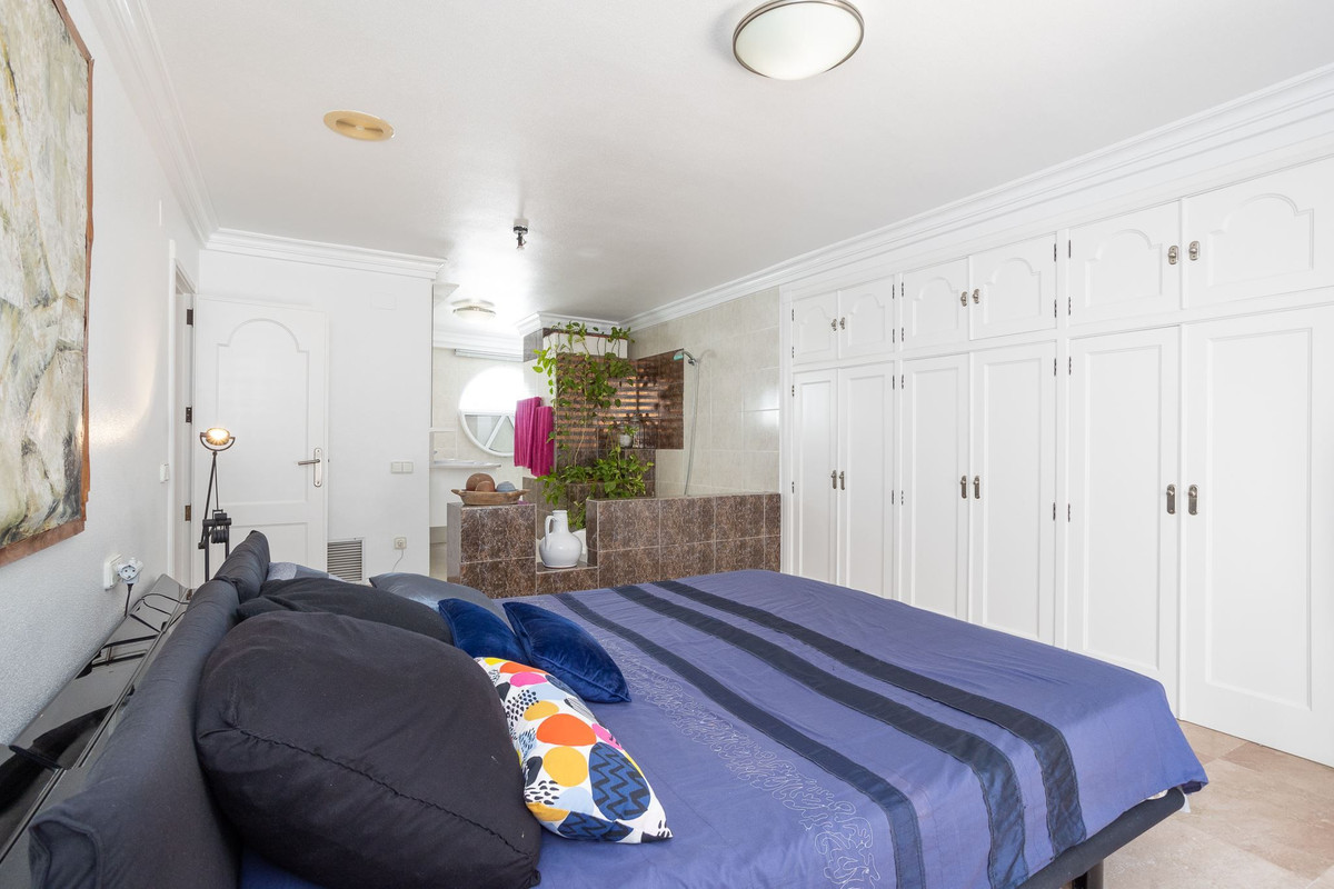 For sale - 4 Bedroom 4 Bathroom House - Detached Villa in Torrevieja - Torrevieja Centro  - Alicante