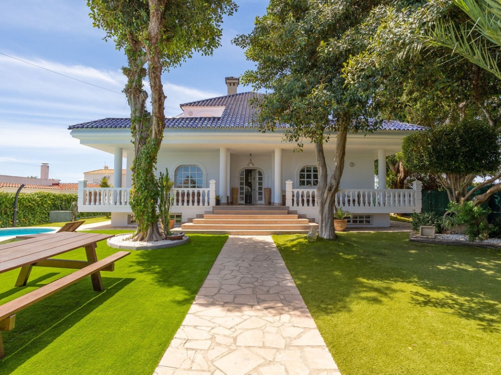 4 Bedroom 4 Bathroom House - Detached Villa in Torrevieja