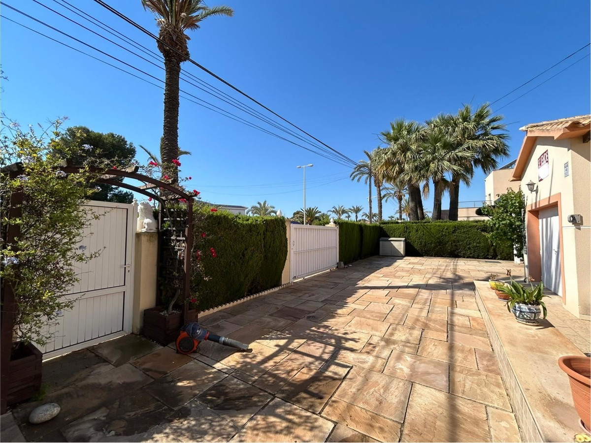 For sale - 3 Bedroom 3 Bathroom House - Detached Villa in Orihuela - Cabo Roig  - Alicante