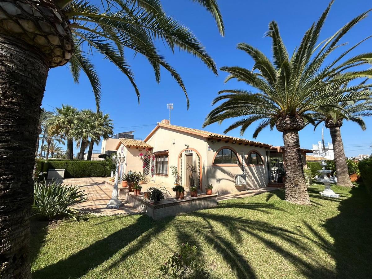 For sale - 3 Bedroom 3 Bathroom House - Detached Villa in Orihuela - Cabo Roig  - Alicante