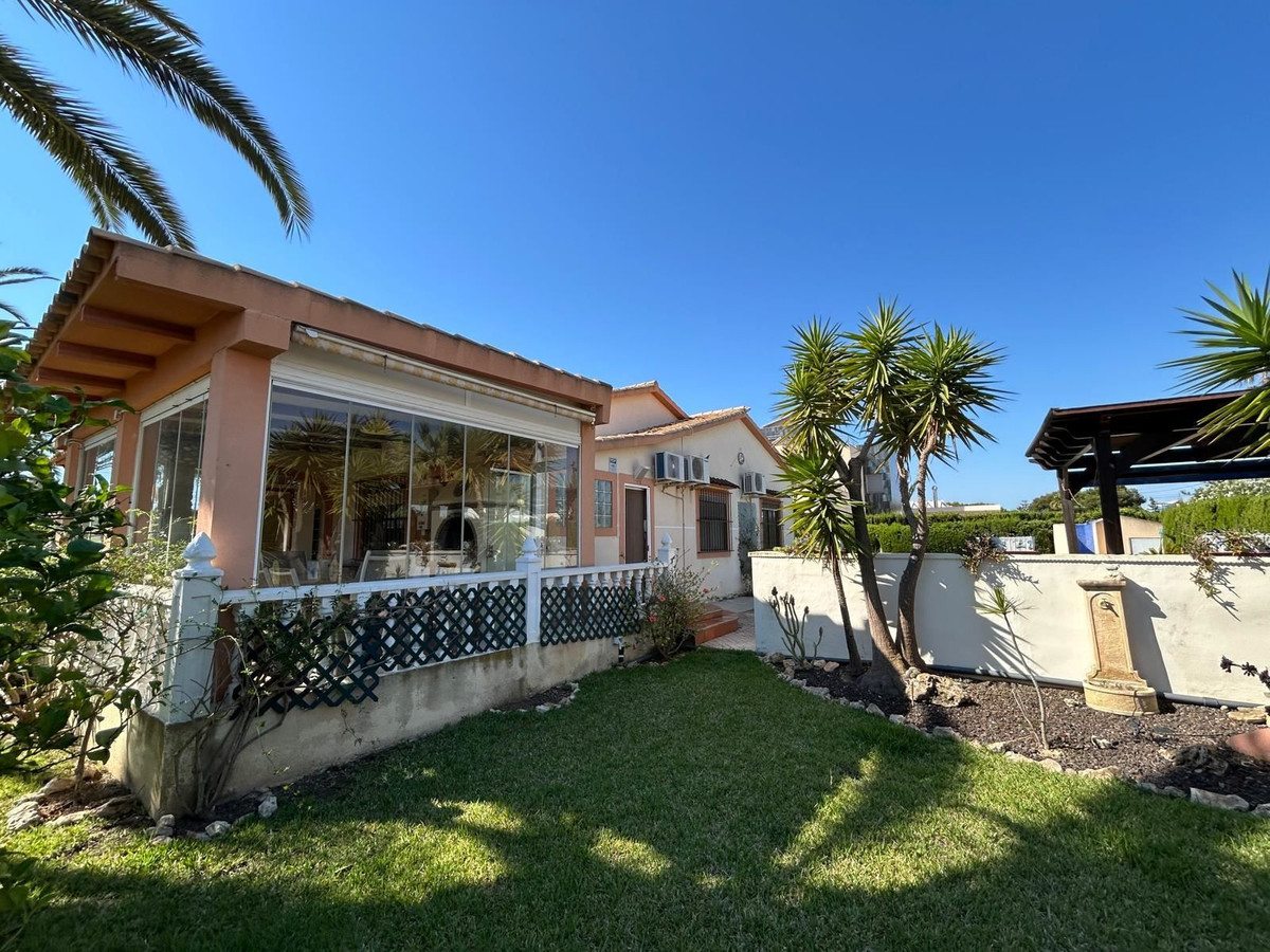 For sale - 3 Bedroom 3 Bathroom House - Detached Villa in Orihuela - Cabo Roig  - Alicante