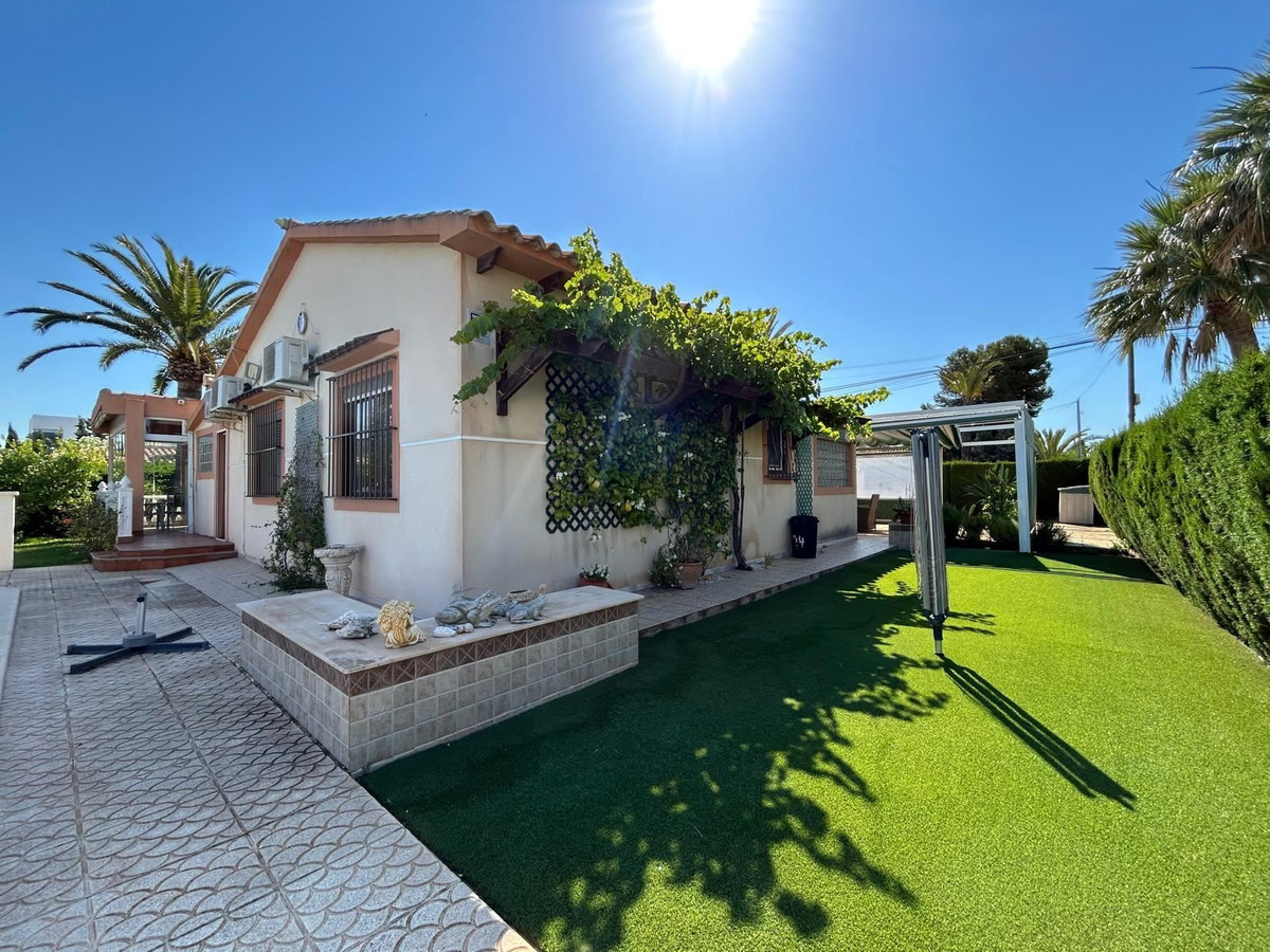 For sale - 3 Bedroom 3 Bathroom House - Detached Villa in Orihuela - Cabo Roig  - Alicante