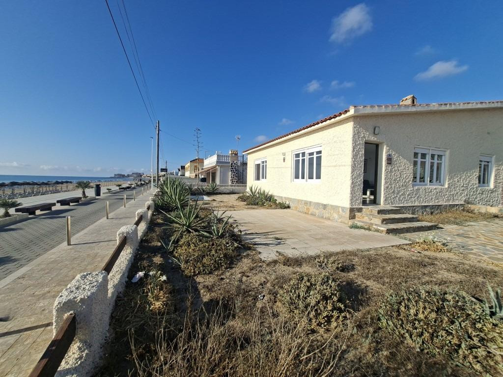 For sale - 3 Bedroom 1 Bathroom House - Townhouse in Torrevieja - Torrevieja Centro  - Alicante