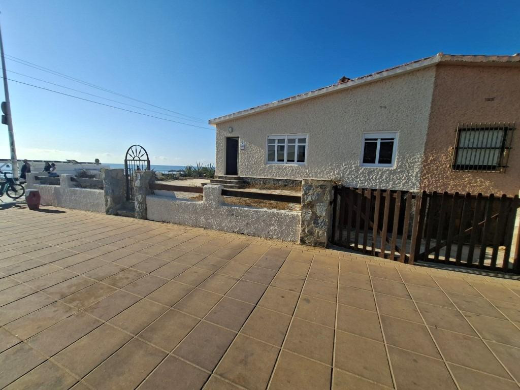 For sale - 3 Bedroom 1 Bathroom House - Townhouse in Torrevieja - Torrevieja Centro  - Alicante