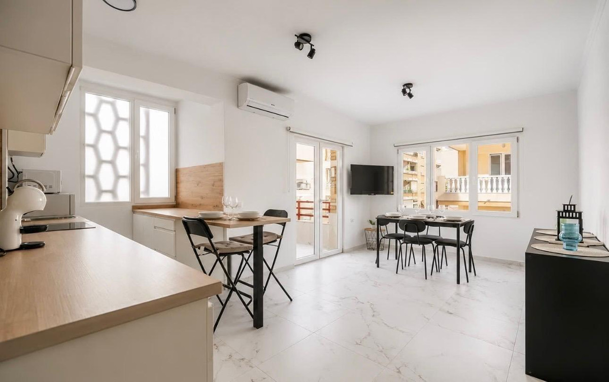 For sale - 2 Bedroom 1 Bathroom Apartment - Middle Floor Apartment in Torrevieja - Playa Del Cura  - Alicante