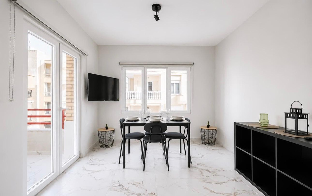 For sale - 2 Bedroom 1 Bathroom Apartment - Middle Floor Apartment in Torrevieja - Playa Del Cura  - Alicante