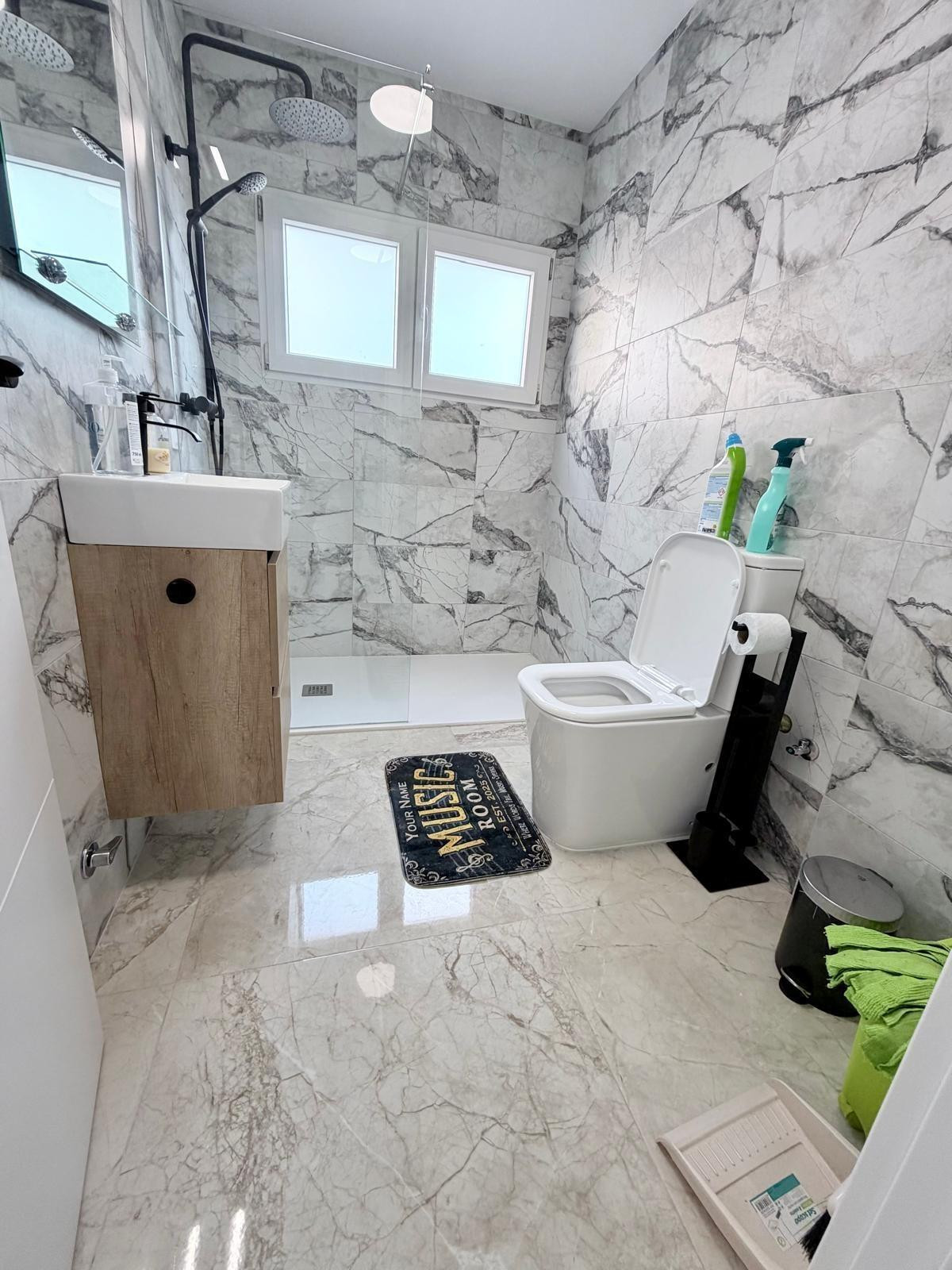 For sale - 2 Bedroom 1 Bathroom Apartment - Middle Floor Apartment in Torrevieja - Playa Del Cura  - Alicante