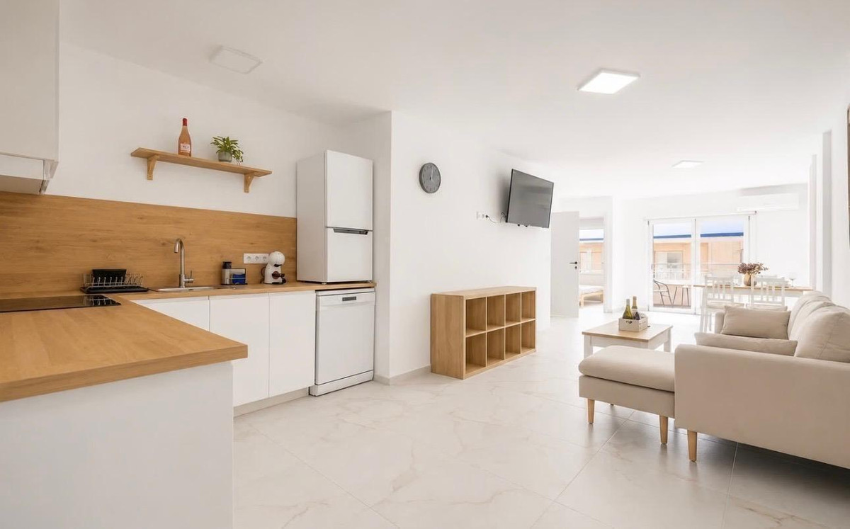 For sale - 3 Bedroom 2 Bathroom Apartment - Middle Floor Apartment in Torrevieja - Torrevieja Centro  - Alicante