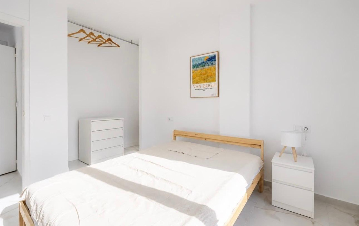 For sale - 3 Bedroom 2 Bathroom Apartment - Middle Floor Apartment in Torrevieja - Torrevieja Centro  - Alicante
