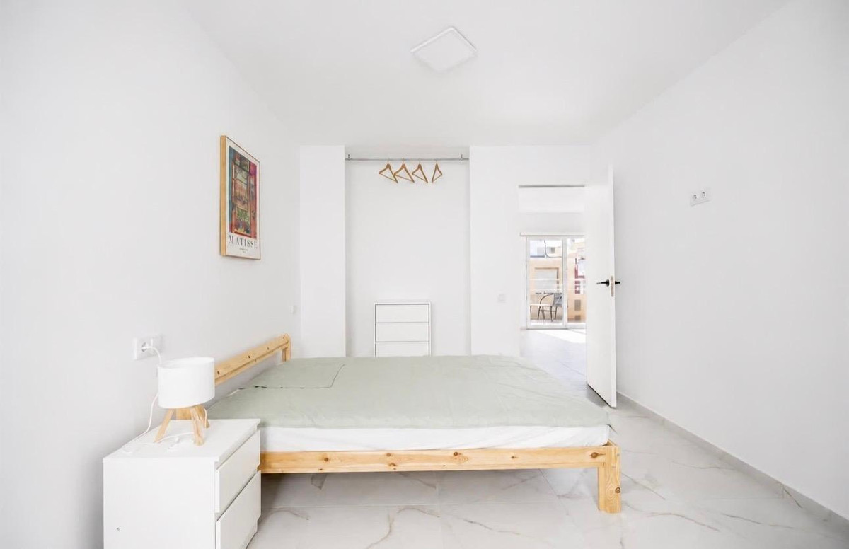 For sale - 3 Bedroom 2 Bathroom Apartment - Middle Floor Apartment in Torrevieja - Torrevieja Centro  - Alicante