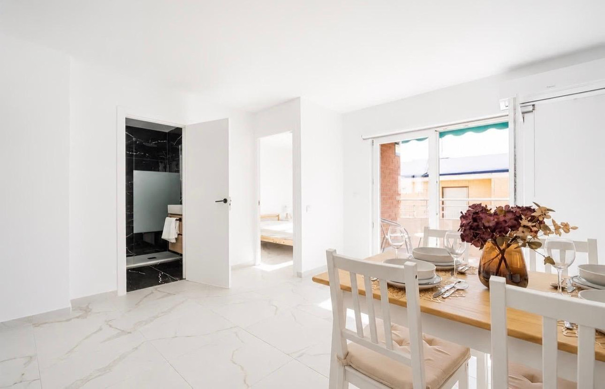 For sale - 3 Bedroom 2 Bathroom Apartment - Middle Floor Apartment in Torrevieja - Torrevieja Centro  - Alicante