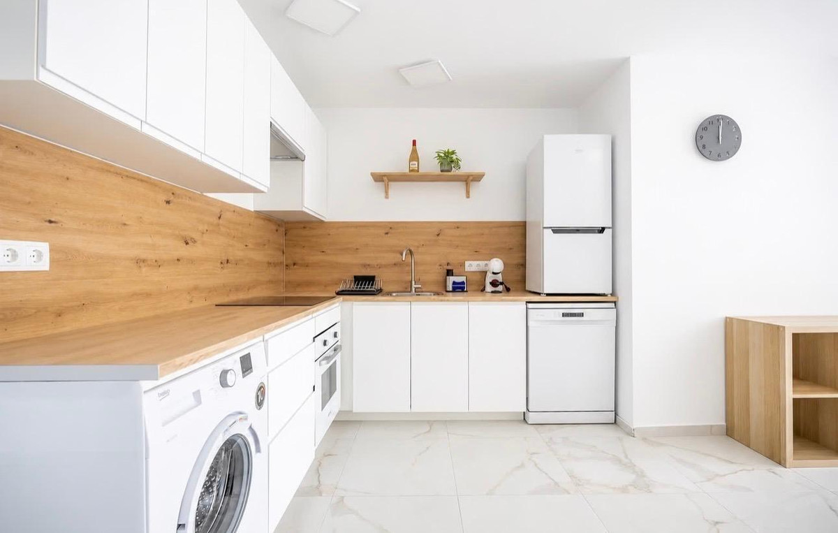 For sale - 3 Bedroom 2 Bathroom Apartment - Middle Floor Apartment in Torrevieja - Torrevieja Centro  - Alicante