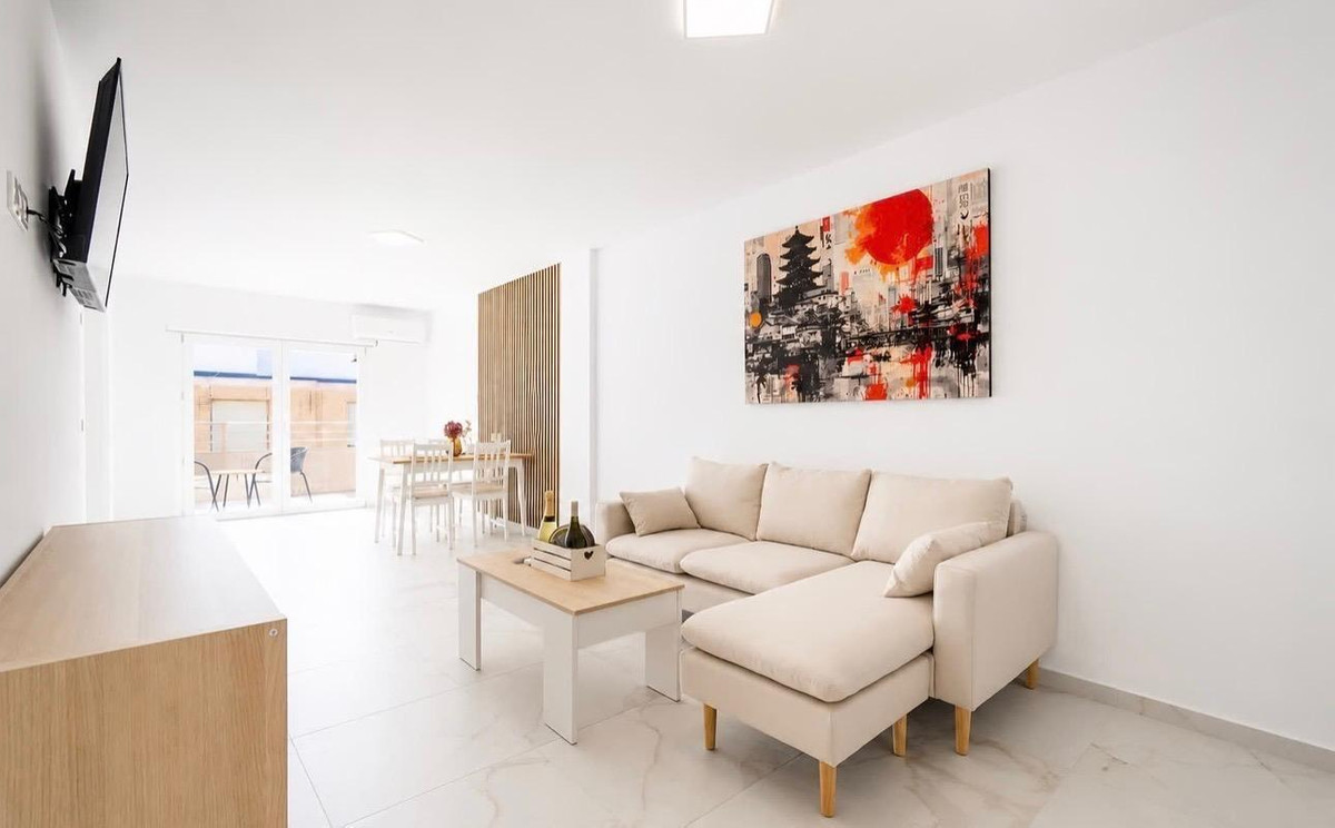 For sale - 3 Bedroom 2 Bathroom Apartment - Middle Floor Apartment in Torrevieja - Torrevieja Centro  - Alicante