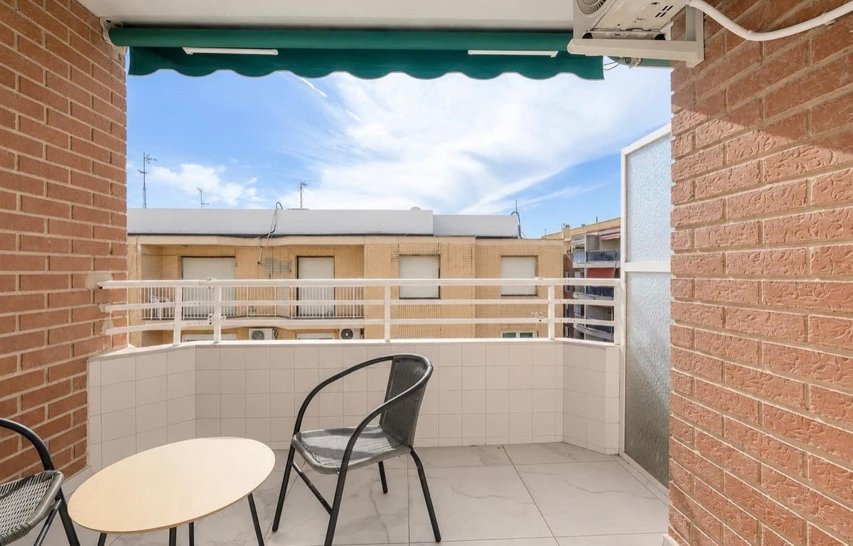 For sale - 3 Bedroom 2 Bathroom Apartment - Middle Floor Apartment in Torrevieja - Torrevieja Centro  - Alicante
