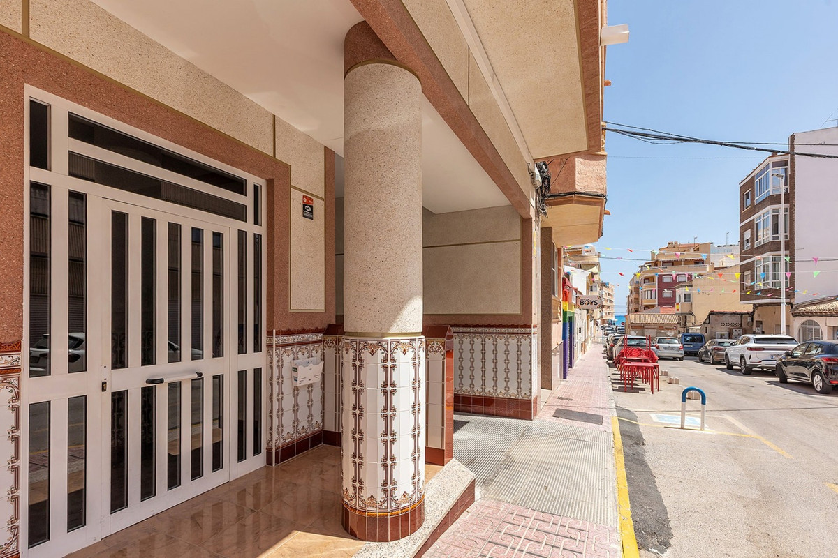 For sale - 2 Bedroom 2 Bathroom Apartment - Middle Floor Apartment in Torrevieja - La Mata  - Alicante