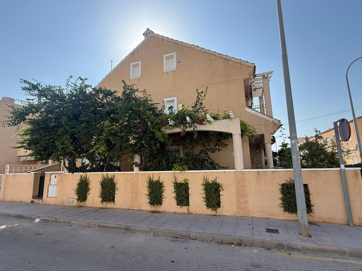 For sale - 4 Bedroom 3 Bathroom House - Townhouse in Pilar de la Horadada - Torre de la Horadada  - Alicante