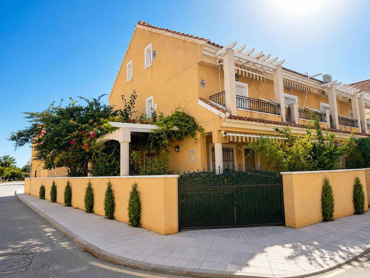 For sale - 4 Bedroom 3 Bathroom House - Townhouse in Pilar de la Horadada - Torre de la Horadada  - Alicante
