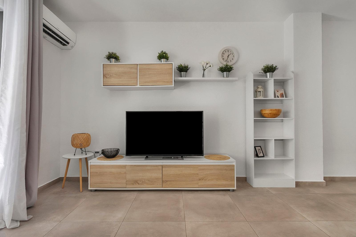 For sale - 3 Bedroom 1 Bathroom Apartment - Middle Floor Apartment in Torrevieja - Playa de los Locos  - Alicante