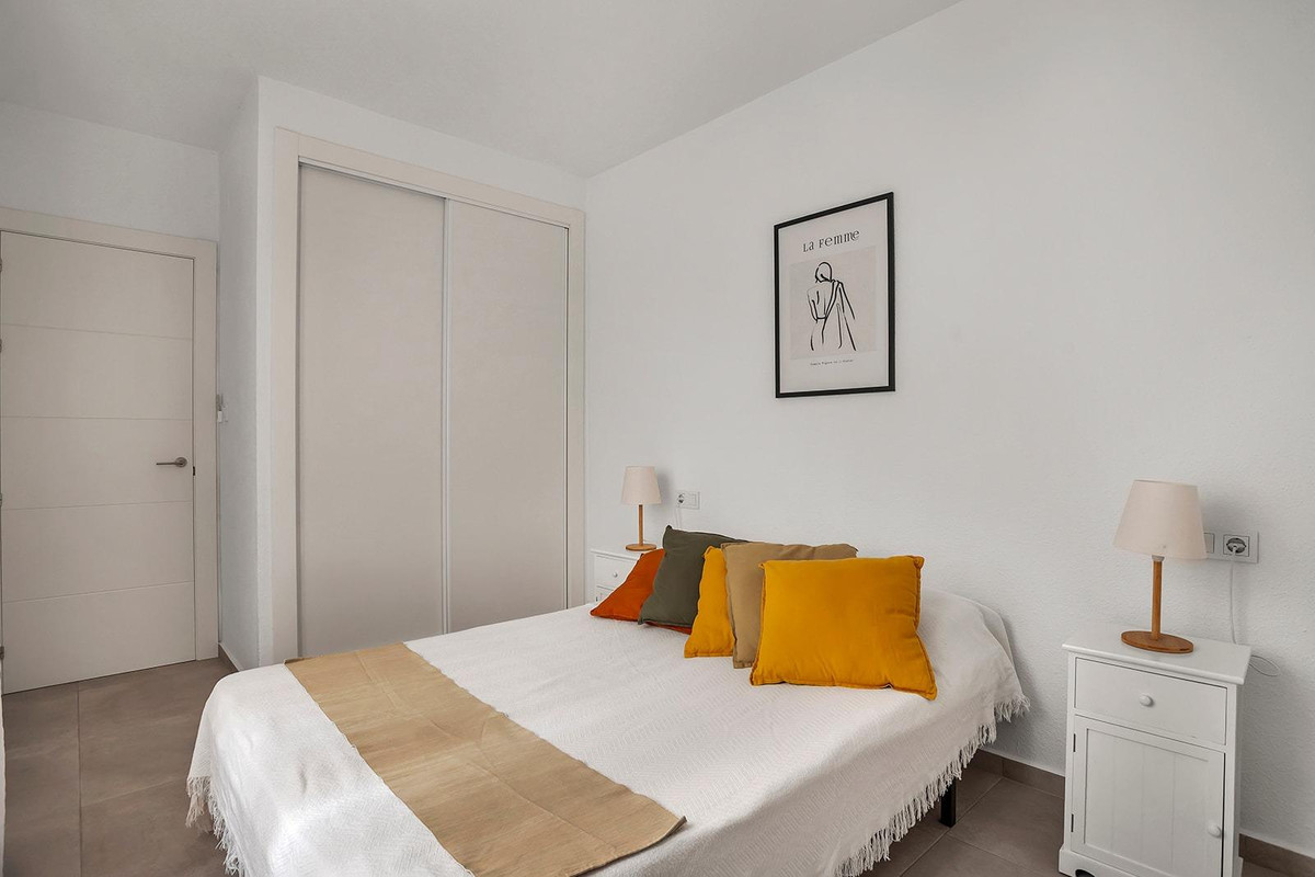 For sale - 3 Bedroom 1 Bathroom Apartment - Middle Floor Apartment in Torrevieja - Playa de los Locos  - Alicante