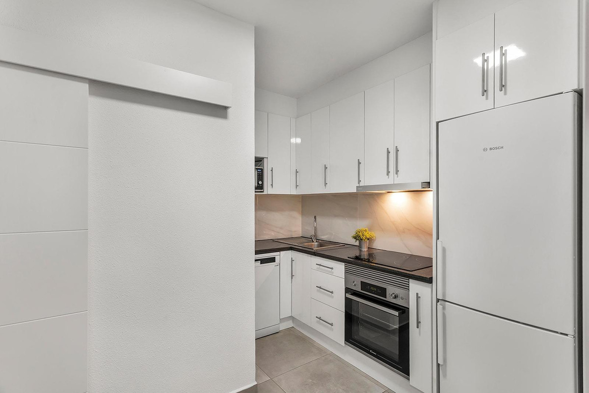 For sale - 3 Bedroom 1 Bathroom Apartment - Middle Floor Apartment in Torrevieja - Playa de los Locos  - Alicante