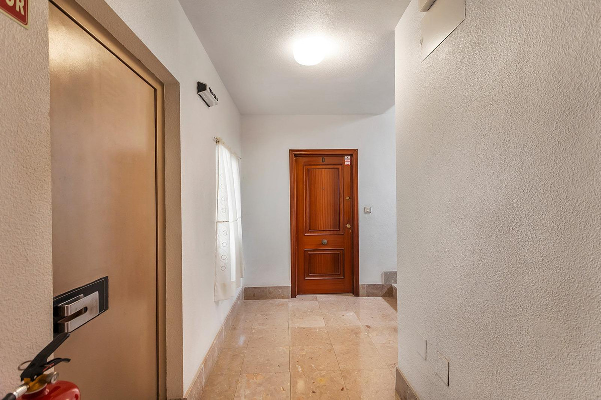 For sale - 3 Bedroom 1 Bathroom Apartment - Middle Floor Apartment in Torrevieja - Playa de los Locos  - Alicante