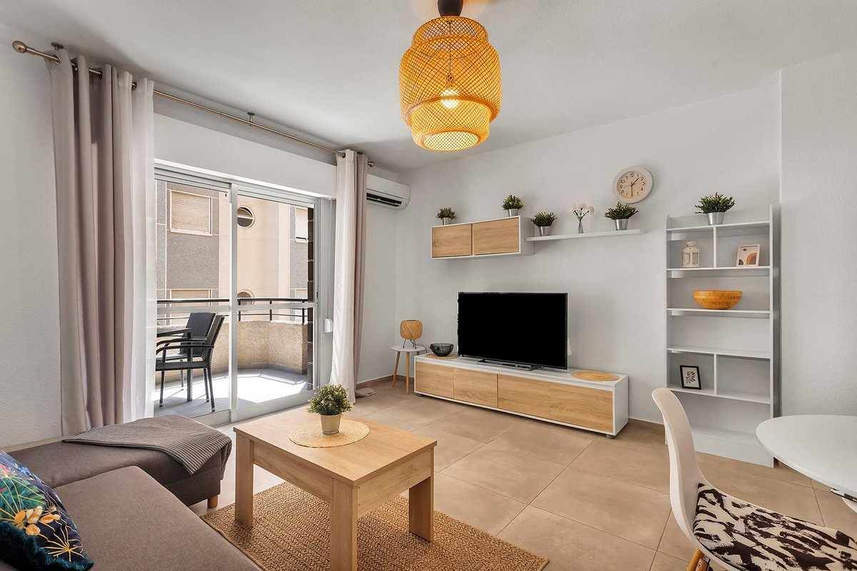 For sale - 3 Bedroom 1 Bathroom Apartment - Middle Floor Apartment in Torrevieja - Playa de los Locos  - Alicante