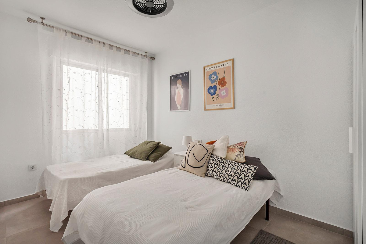 For sale - 3 Bedroom 1 Bathroom Apartment - Middle Floor Apartment in Torrevieja - Playa de los Locos  - Alicante