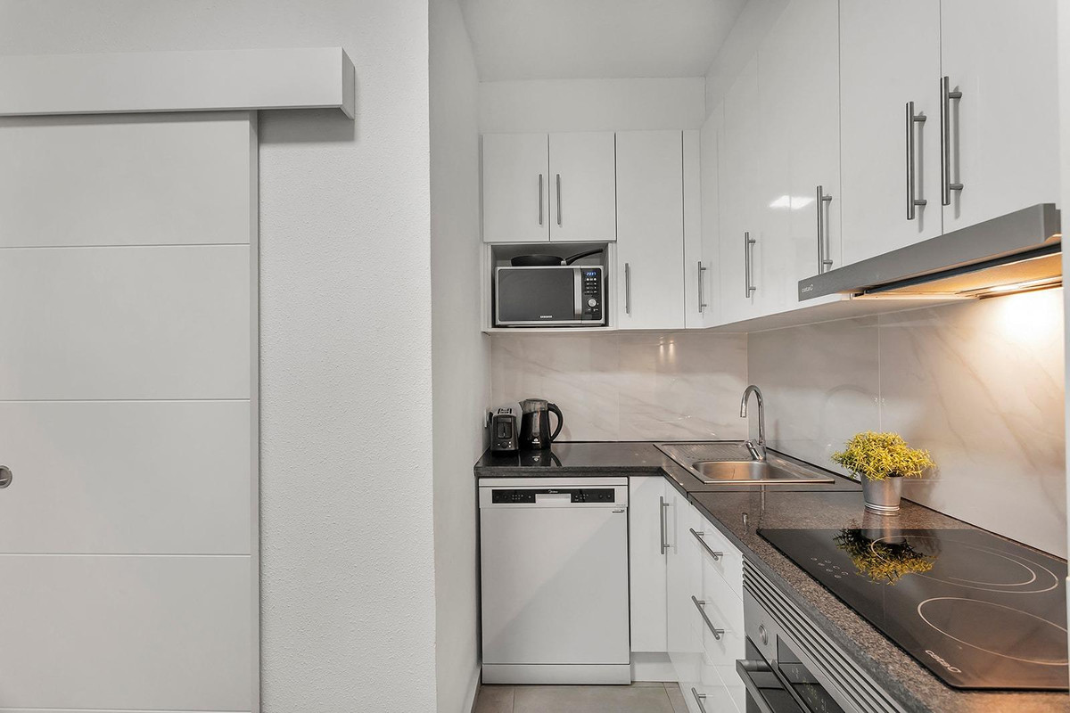 For sale - 3 Bedroom 1 Bathroom Apartment - Middle Floor Apartment in Torrevieja - Playa de los Locos  - Alicante
