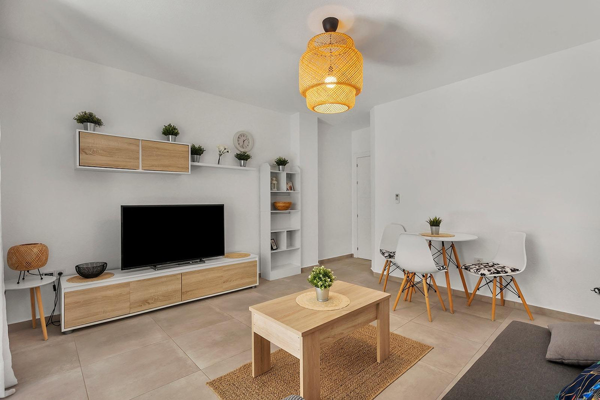 For sale - 3 Bedroom 1 Bathroom Apartment - Middle Floor Apartment in Torrevieja - Playa de los Locos  - Alicante