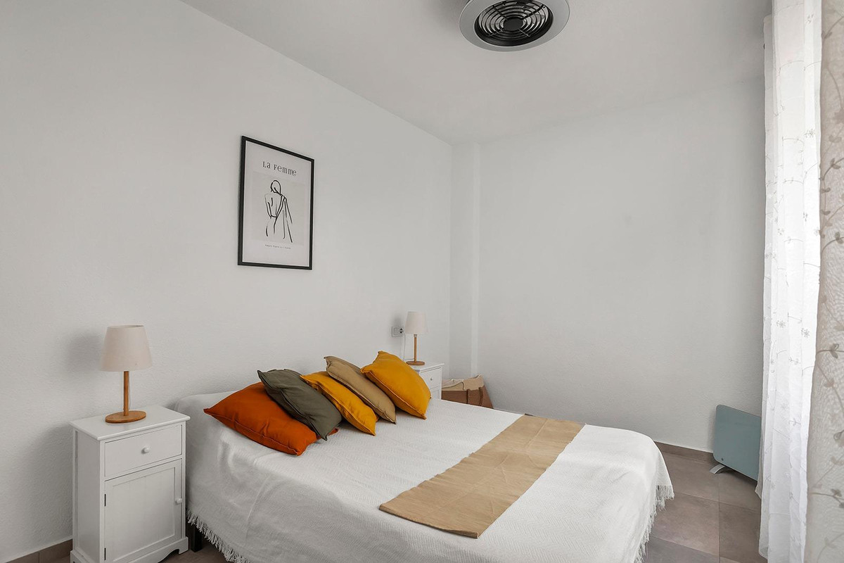 For sale - 3 Bedroom 1 Bathroom Apartment - Middle Floor Apartment in Torrevieja - Playa de los Locos  - Alicante