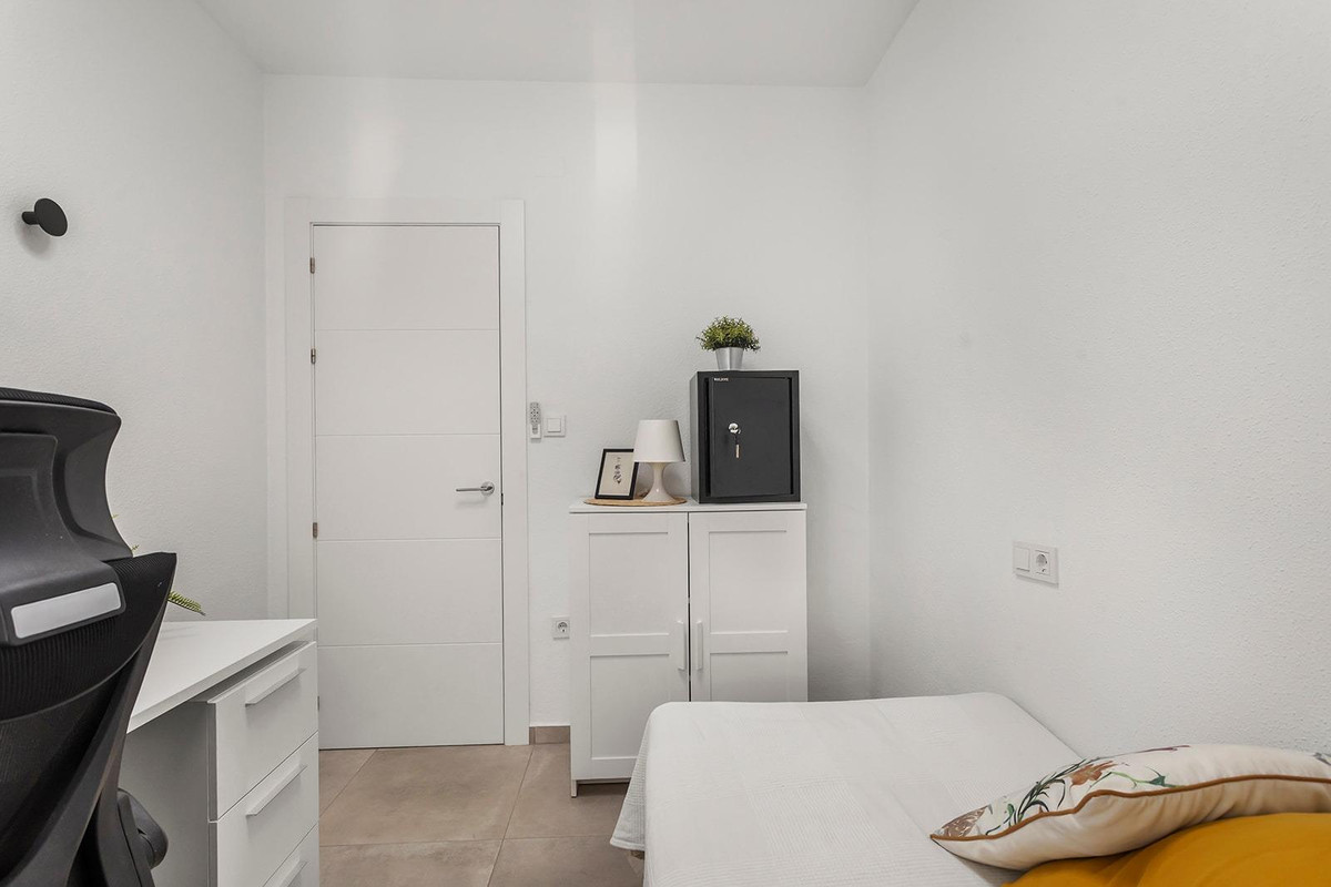 For sale - 3 Bedroom 1 Bathroom Apartment - Middle Floor Apartment in Torrevieja - Playa de los Locos  - Alicante