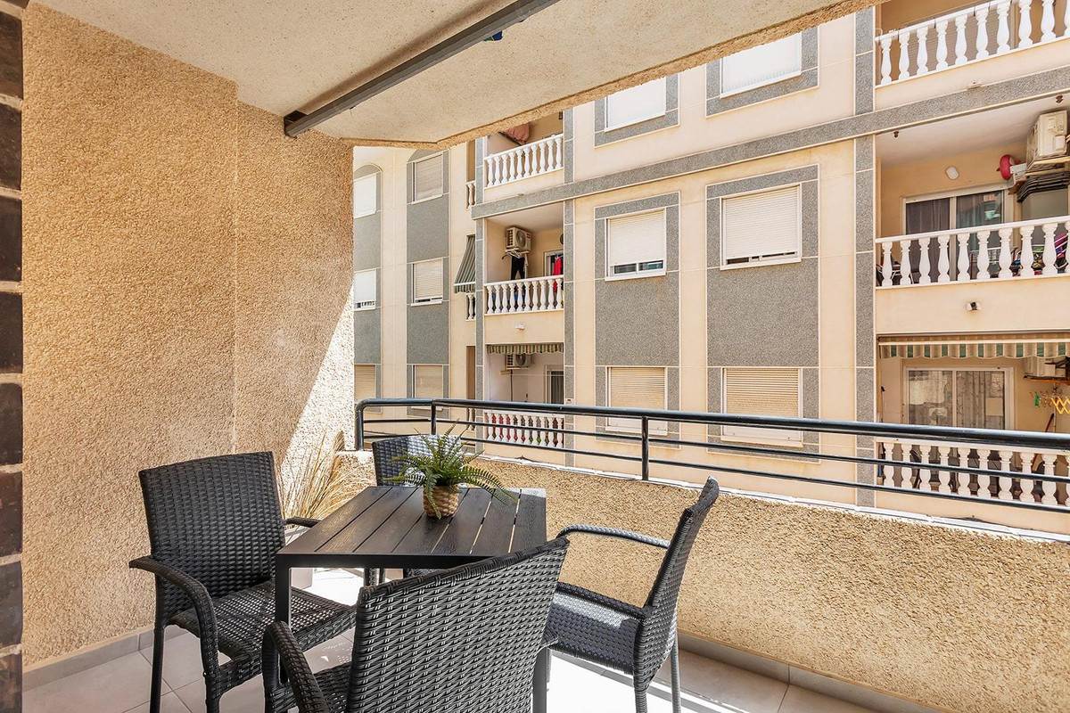 For sale - 3 Bedroom 1 Bathroom Apartment - Middle Floor Apartment in Torrevieja - Playa de los Locos  - Alicante