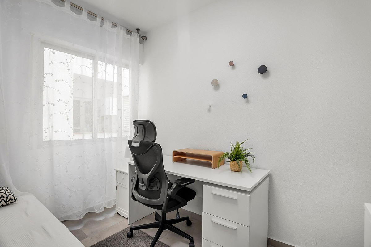 For sale - 3 Bedroom 1 Bathroom Apartment - Middle Floor Apartment in Torrevieja - Playa de los Locos  - Alicante