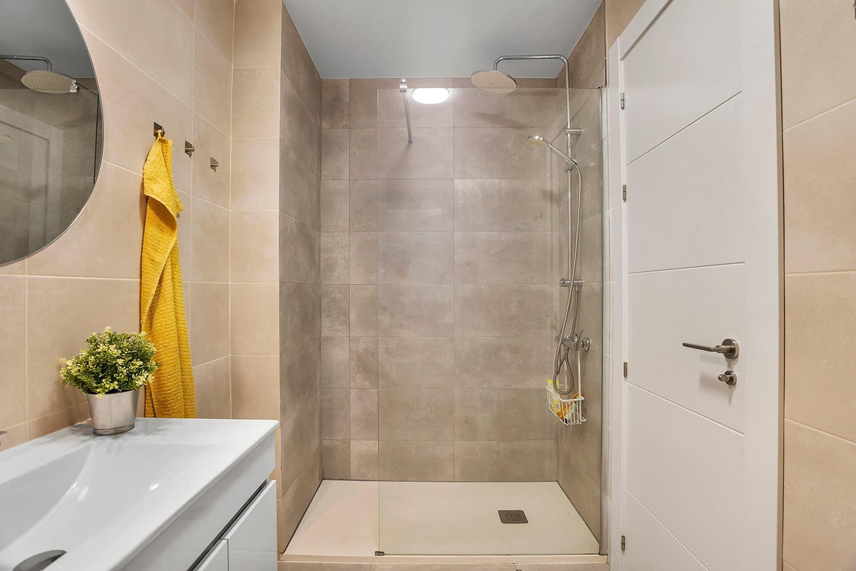 For sale - 3 Bedroom 1 Bathroom Apartment - Middle Floor Apartment in Torrevieja - Playa de los Locos  - Alicante