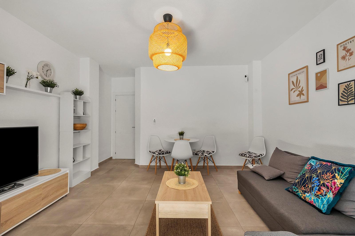 For sale - 3 Bedroom 1 Bathroom Apartment - Middle Floor Apartment in Torrevieja - Playa de los Locos  - Alicante