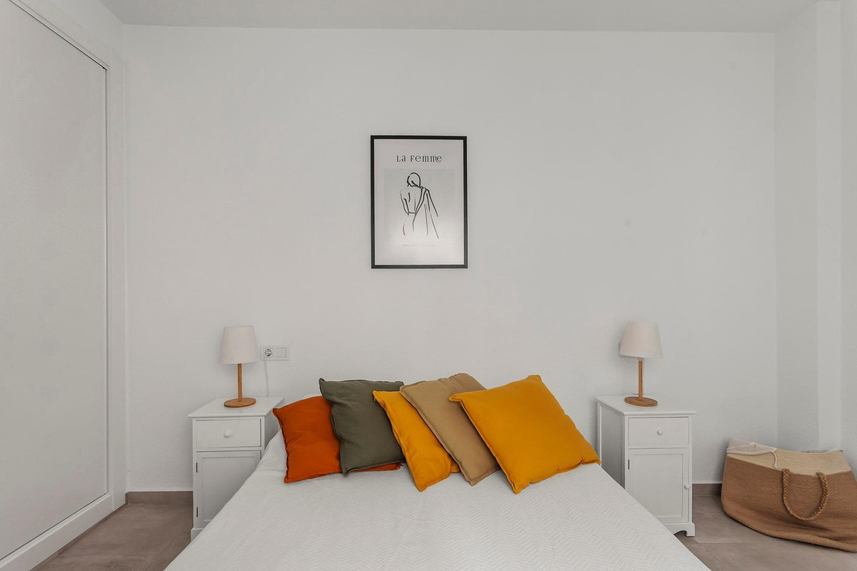 For sale - 3 Bedroom 1 Bathroom Apartment - Middle Floor Apartment in Torrevieja - Playa de los Locos  - Alicante