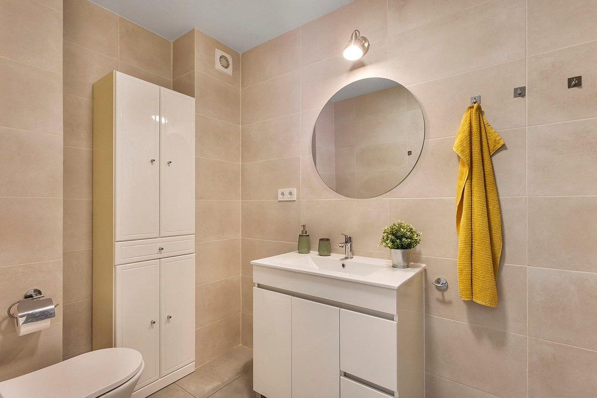 For sale - 3 Bedroom 1 Bathroom Apartment - Middle Floor Apartment in Torrevieja - Playa de los Locos  - Alicante
