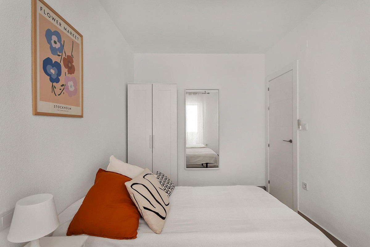 For sale - 3 Bedroom 1 Bathroom Apartment - Middle Floor Apartment in Torrevieja - Playa de los Locos  - Alicante