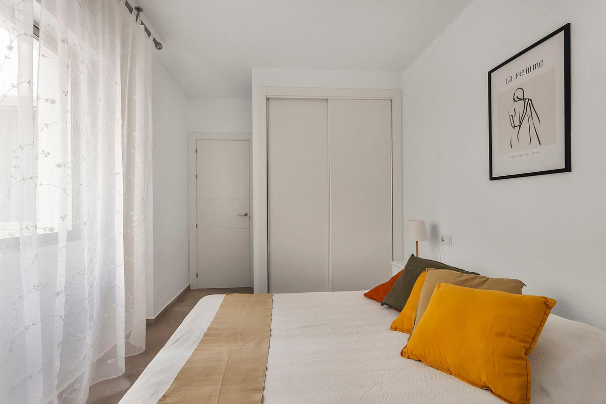 For sale - 3 Bedroom 1 Bathroom Apartment - Middle Floor Apartment in Torrevieja - Playa de los Locos  - Alicante