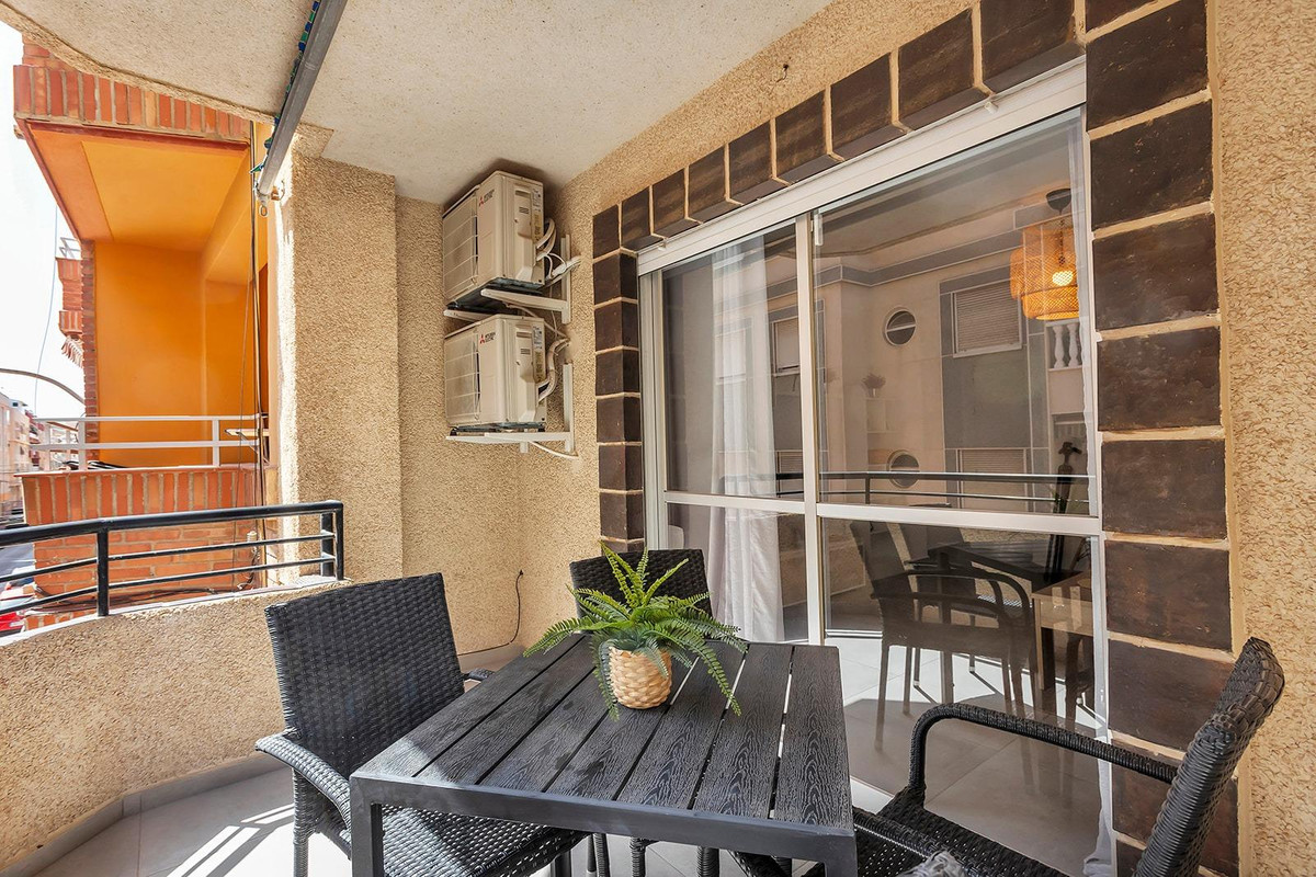 For sale - 3 Bedroom 1 Bathroom Apartment - Middle Floor Apartment in Torrevieja - Playa de los Locos  - Alicante