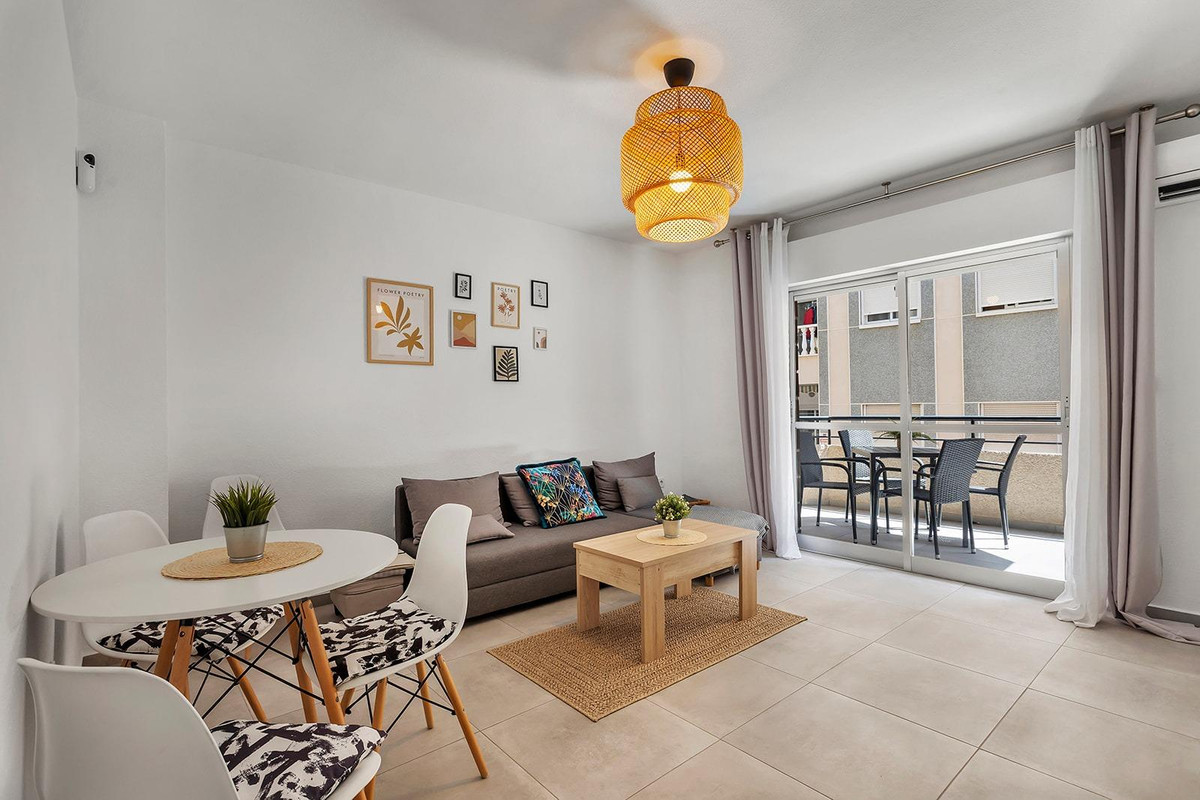 For sale - 3 Bedroom 1 Bathroom Apartment - Middle Floor Apartment in Torrevieja - Playa de los Locos  - Alicante