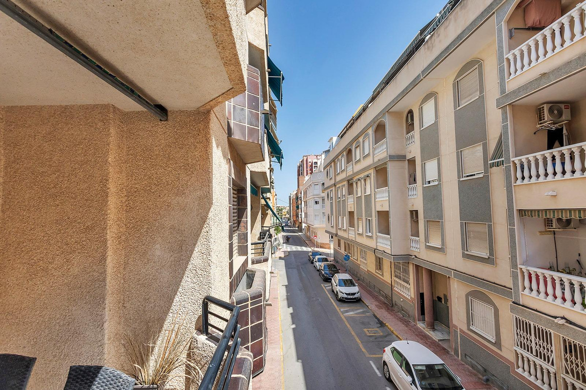 For sale - 3 Bedroom 1 Bathroom Apartment - Middle Floor Apartment in Torrevieja - Playa de los Locos  - Alicante