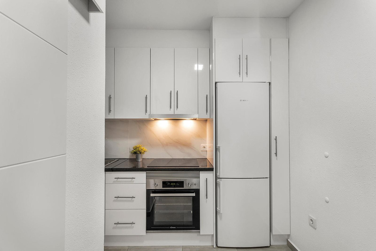 For sale - 3 Bedroom 1 Bathroom Apartment - Middle Floor Apartment in Torrevieja - Playa de los Locos  - Alicante