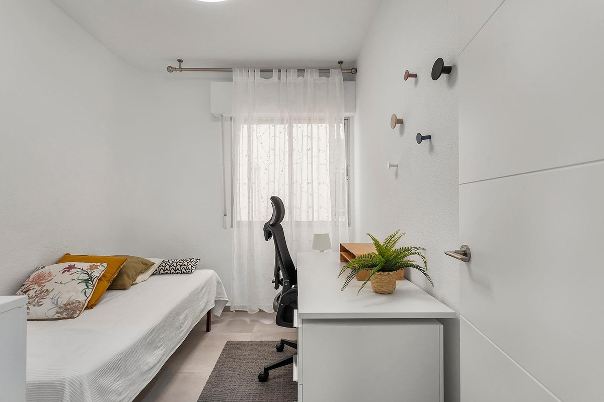 For sale - 3 Bedroom 1 Bathroom Apartment - Middle Floor Apartment in Torrevieja - Playa de los Locos  - Alicante