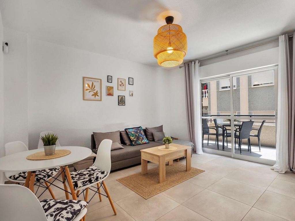3 Bedroom 1 Bathroom Apartment - Middle Floor Apartment in Torrevieja