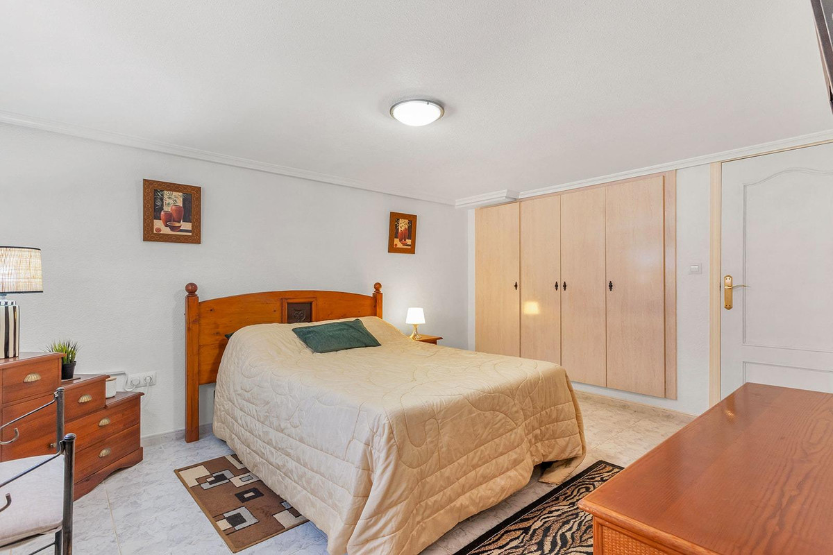 For sale - 4 Bedroom 3 Bathroom House - Detached Villa in Torrevieja - Torrevieja Centro  - Alicante