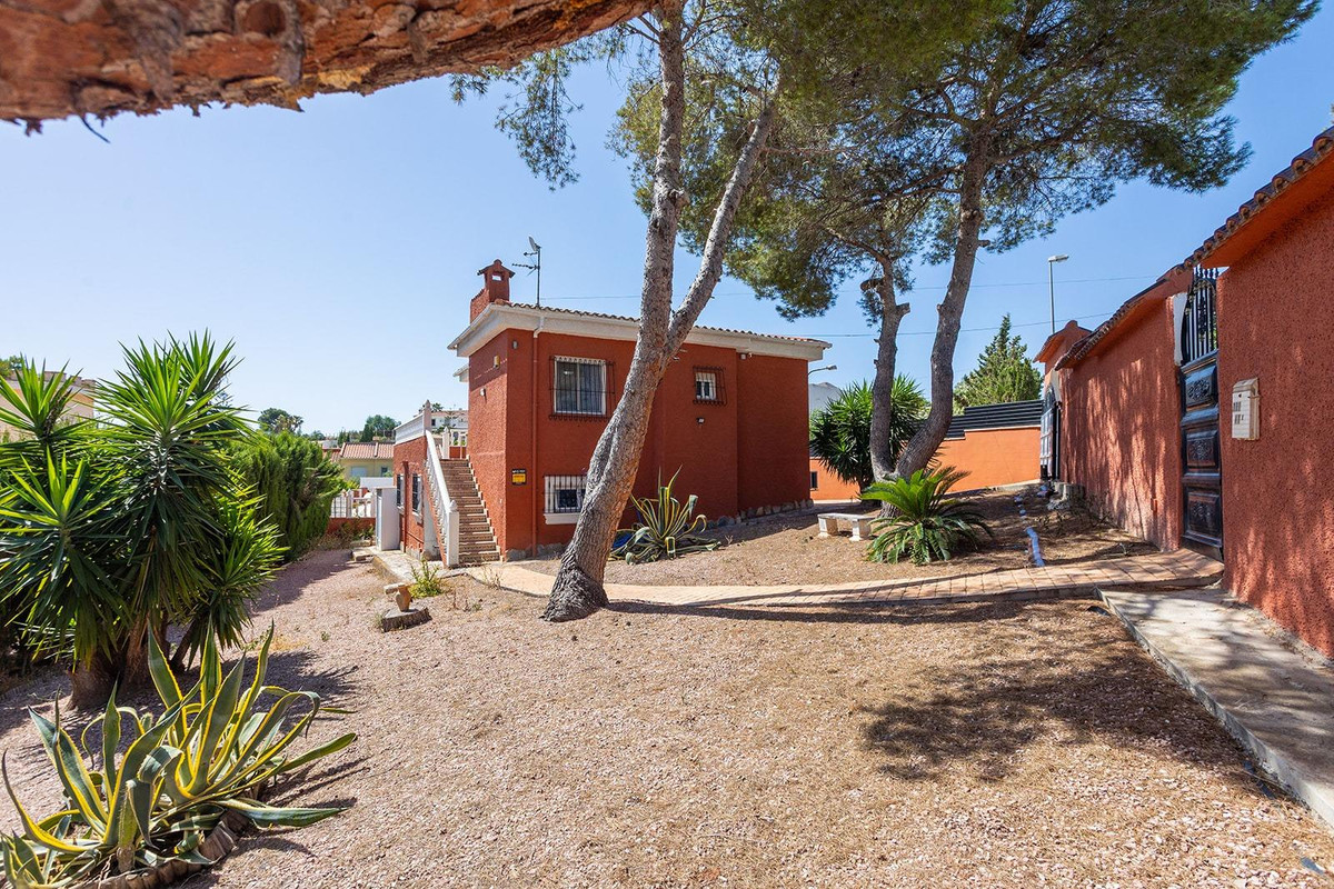 For sale - 4 Bedroom 3 Bathroom House - Detached Villa in Torrevieja - Torrevieja Centro  - Alicante